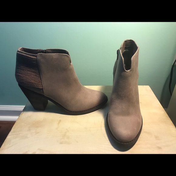 Carlos Santana Everett Ankle Bootie - Picture 2 of 3
